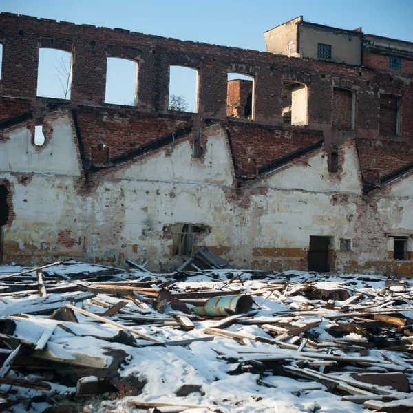 Çok kirlenmiş endüstriyel bir fabrikanın kalıntıları, sanayi serisi.