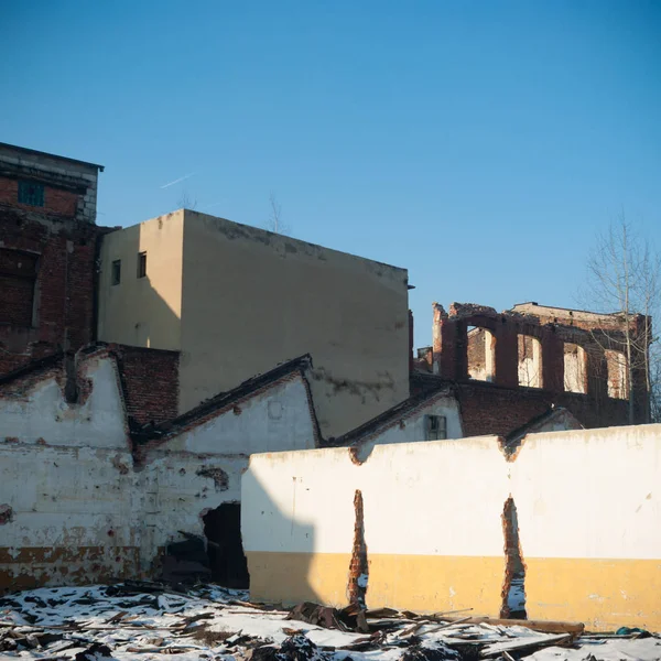 Çok kirlenmiş endüstriyel bir fabrikanın kalıntıları, sanayi serisi.