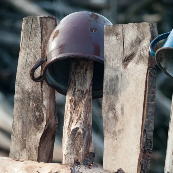 Oude Houten Grenspalen Met Nagels Zonnige Dag — Stockfoto