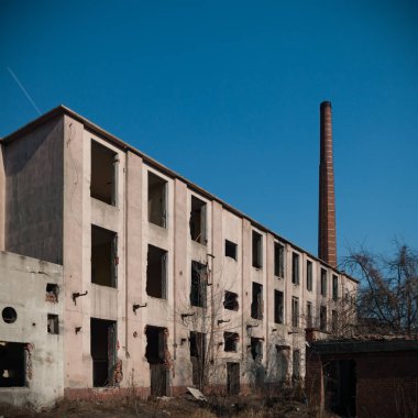 Eski pencereleri ve duvarları olan harabeler, beton duvarda endüstriyel pencereler.