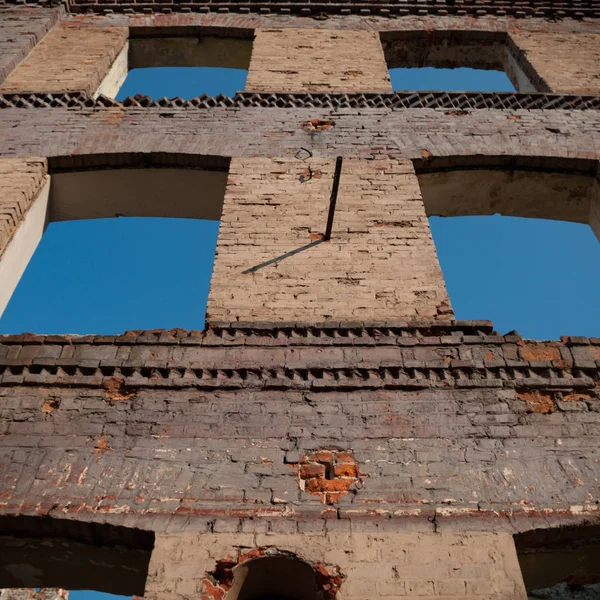 Eski Pencereleri Duvarları Olan Harabeler Beton Duvarda Endüstriyel Pencereler — Stok fotoğraf