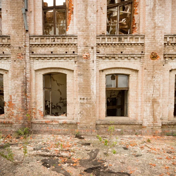 Kasserad Ruin Med Gamla Fönster Och Vägg Industrifönster Betongvägg — Stockfoto