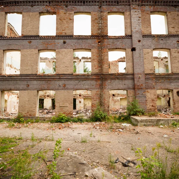 Απορριπτόμενο Ερείπιο Παλιά Παράθυρα Και Τοίχους Βιομηχανικό Παράθυρο Τσιμεντένιο Τοίχο — Φωτογραφία Αρχείου