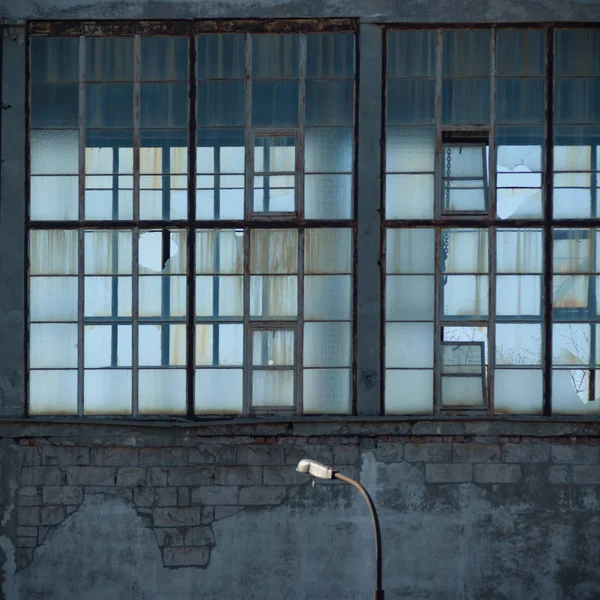 Eski pencereleri ve duvarları olan harabeler, beton duvarda endüstriyel pencereler.