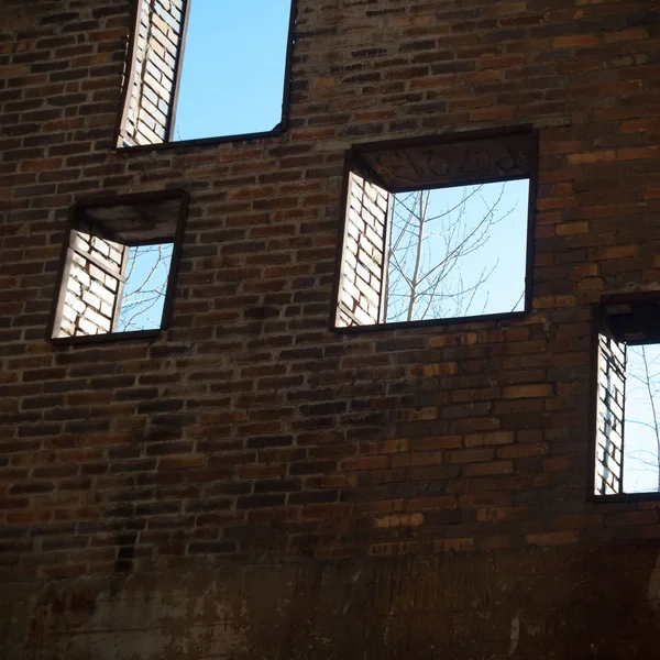 Hancur Dibuang Dengan Jendela Tua Dan Dinding Jendela Industri Dinding — Stok Foto