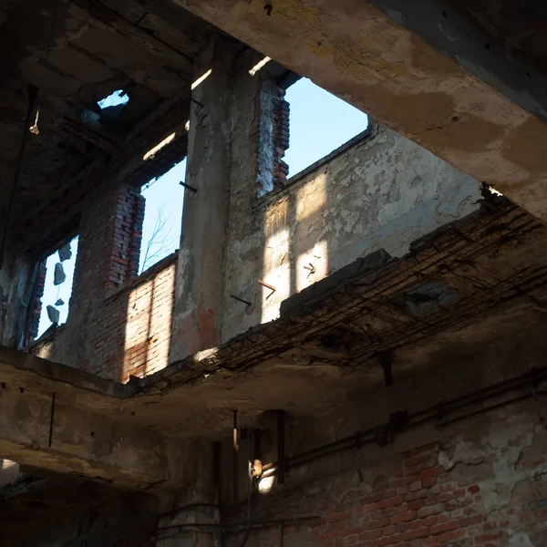 Ruina Desechada Con Ventanas Paredes Viejas Ventana Industrial Muro Hormigón — Foto de Stock