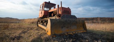 Çok kirlenmiş endüstriyel bir fabrikanın kalıntıları, sanayi serisi.