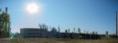 Çok kirlenmiş endüstriyel bir fabrikanın kalıntıları, sanayi serisi.