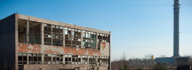 Çok kirlenmiş endüstriyel bir fabrikanın kalıntıları, sanayi serisi.