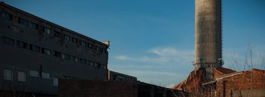 Çok kirlenmiş endüstriyel bir fabrikanın kalıntıları, sanayi serisi.