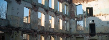 Çok kirlenmiş endüstriyel bir fabrikanın kalıntıları, sanayi serisi.