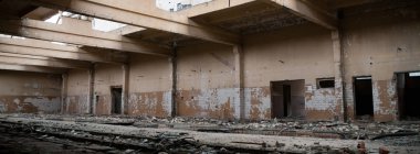 Çok kirlenmiş endüstriyel bir fabrikanın kalıntıları, sanayi serisi.