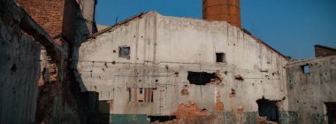 Çok kirlenmiş endüstriyel bir fabrikanın kalıntıları, sanayi serisi.