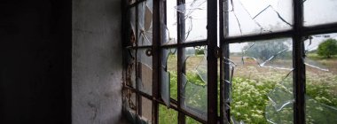 Çok kirlenmiş endüstriyel bir fabrikanın kalıntıları, sanayi serisi.