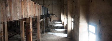 Çok kirlenmiş endüstriyel bir fabrikanın kalıntıları, sanayi serisi.