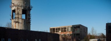 Çok kirlenmiş endüstriyel bir fabrikanın kalıntıları, sanayi serisi.