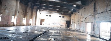 Çok kirlenmiş endüstriyel bir fabrikanın kalıntıları, sanayi serisi.