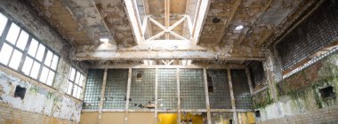 Çok kirlenmiş endüstriyel bir fabrikanın kalıntıları, sanayi serisi.