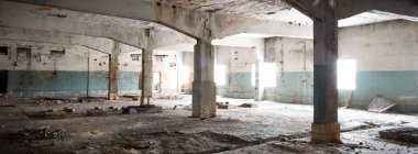 Çok kirlenmiş endüstriyel bir fabrikanın kalıntıları, sanayi serisi.