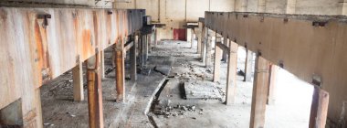 Çok kirlenmiş endüstriyel bir fabrikanın kalıntıları, sanayi serisi.