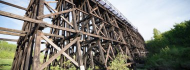 Çok kirlenmiş endüstriyel bir fabrikanın kalıntıları, sanayi serisi.