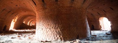 Çok kirlenmiş endüstriyel bir fabrikanın kalıntıları, sanayi serisi.