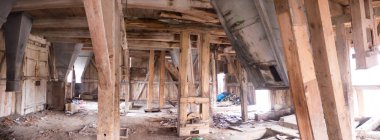 Çok kirlenmiş endüstriyel bir fabrikanın kalıntıları, sanayi serisi.