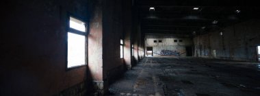 Çok kirlenmiş endüstriyel bir fabrikanın kalıntıları, sanayi serisi.