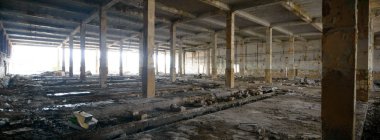 Çok kirlenmiş endüstriyel bir fabrikanın kalıntıları, sanayi serisi.