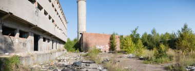 Çok kirlenmiş endüstriyel bir fabrikanın kalıntıları, sanayi serisi.