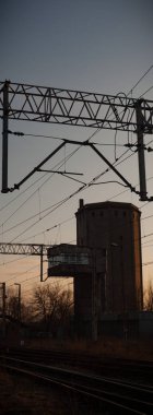 Çok kirlenmiş endüstriyel bir fabrikanın kalıntıları, sanayi serisi.