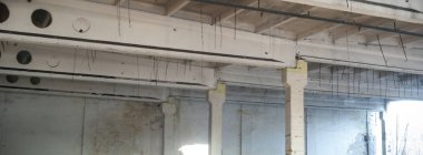 Çok kirlenmiş endüstriyel bir fabrikanın kalıntıları, sanayi serisi.