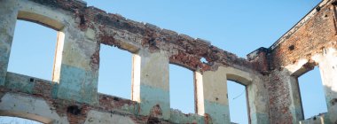 Çok kirlenmiş endüstriyel bir fabrikanın kalıntıları, sanayi serisi.