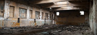 Çok kirlenmiş endüstriyel bir fabrikanın kalıntıları, sanayi serisi.