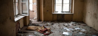 Çok kirlenmiş endüstriyel bir fabrikanın kalıntıları, sanayi serisi.