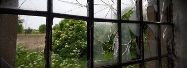 Çok kirlenmiş endüstriyel bir fabrikanın kalıntıları, sanayi serisi.