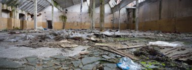 Çok kirlenmiş endüstriyel bir fabrikanın kalıntıları, sanayi serisi.