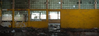 Çok kirlenmiş endüstriyel bir fabrikanın kalıntıları, sanayi serisi.