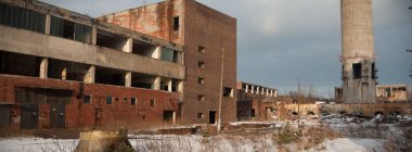 Çok kirlenmiş endüstriyel bir fabrikanın kalıntıları, sanayi serisi.