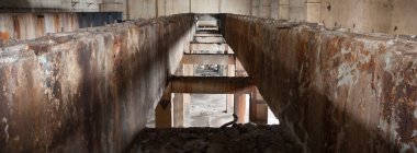 Çok kirlenmiş endüstriyel bir fabrikanın kalıntıları, sanayi serisi.