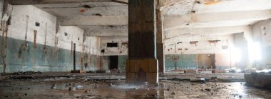 Çok kirlenmiş endüstriyel bir fabrikanın kalıntıları, sanayi serisi.