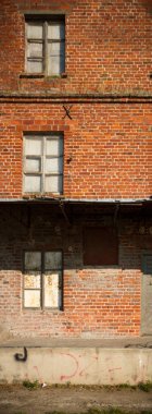 Çok kirlenmiş endüstriyel bir fabrikanın kalıntıları, sanayi serisi.