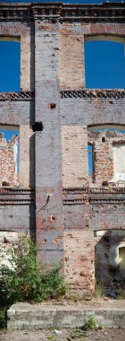 Çok kirlenmiş endüstriyel bir fabrikanın kalıntıları, sanayi serisi.