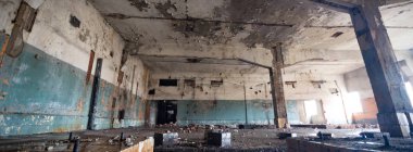 Çok kirlenmiş endüstriyel bir fabrikanın kalıntıları, sanayi serisi.