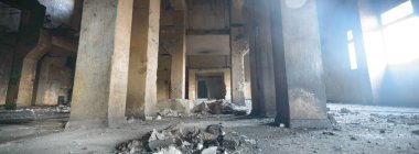 Çok kirlenmiş endüstriyel bir fabrikanın kalıntıları, sanayi serisi.