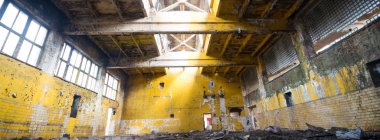 Çok kirlenmiş endüstriyel bir fabrikanın kalıntıları, sanayi serisi.