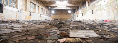 Çok kirlenmiş endüstriyel bir fabrikanın kalıntıları, sanayi serisi.