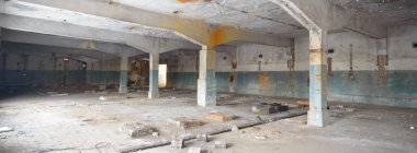 Çok kirlenmiş endüstriyel bir fabrikanın kalıntıları, sanayi serisi.