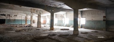 Çok kirlenmiş endüstriyel bir fabrikanın kalıntıları, sanayi serisi.
