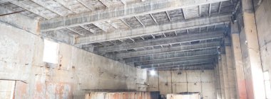 Çok kirlenmiş endüstriyel bir fabrikanın kalıntıları, sanayi serisi.